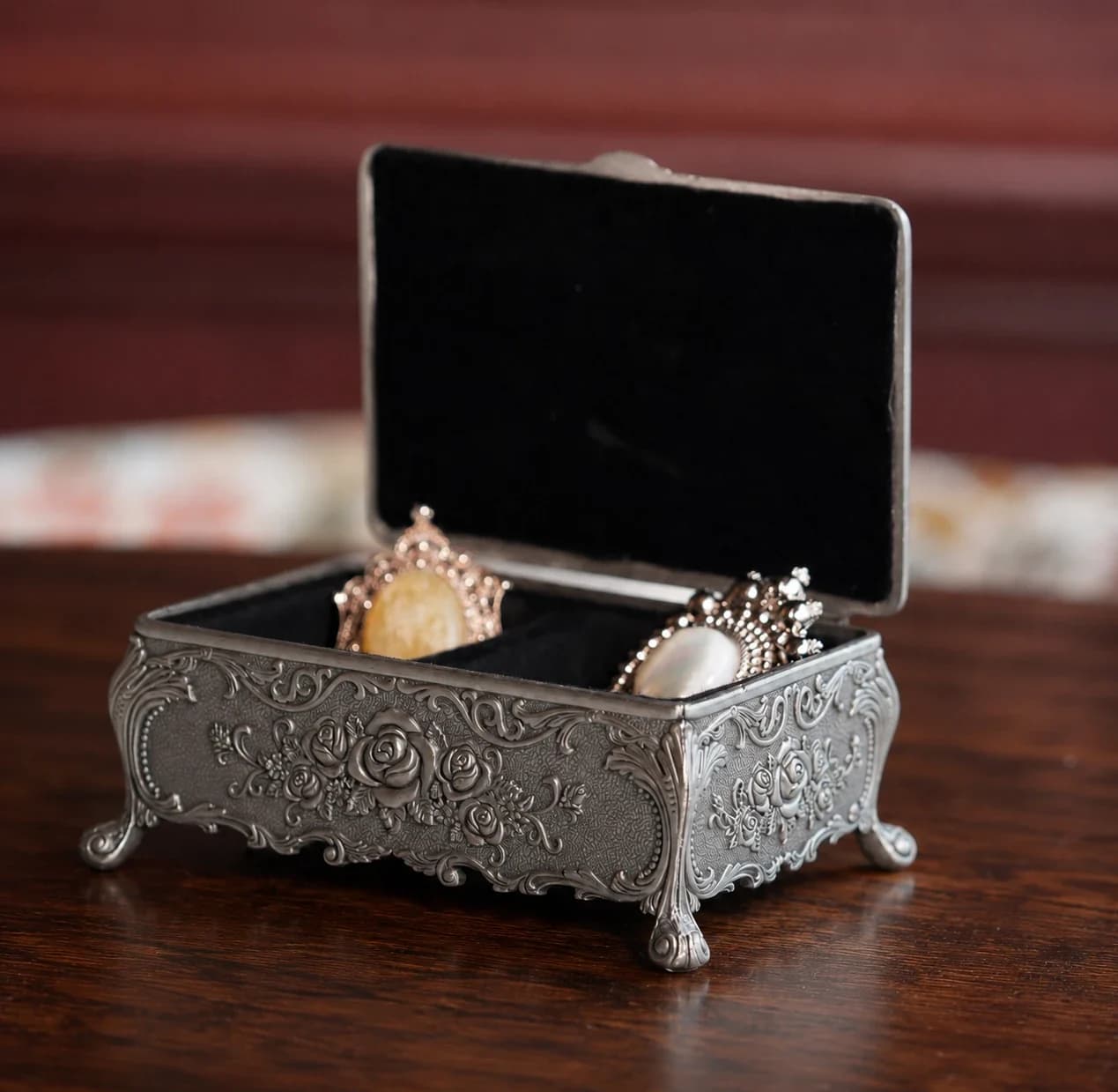 Vintage-Metalldose in Altsilber mit Rosenmotiv