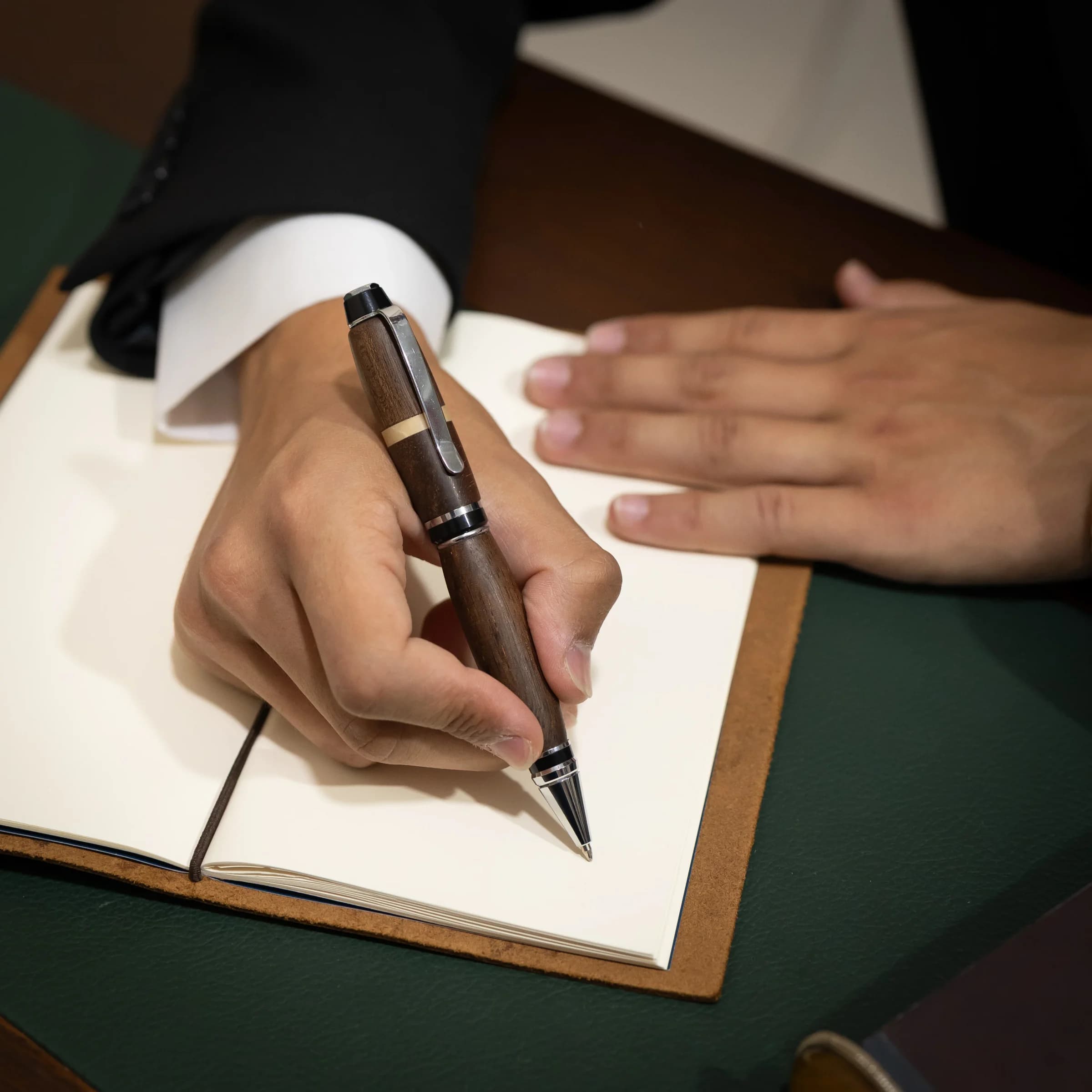 Handgefertigter Stift mit Einsätzen aus Rotem Sandelholz (Silber)
