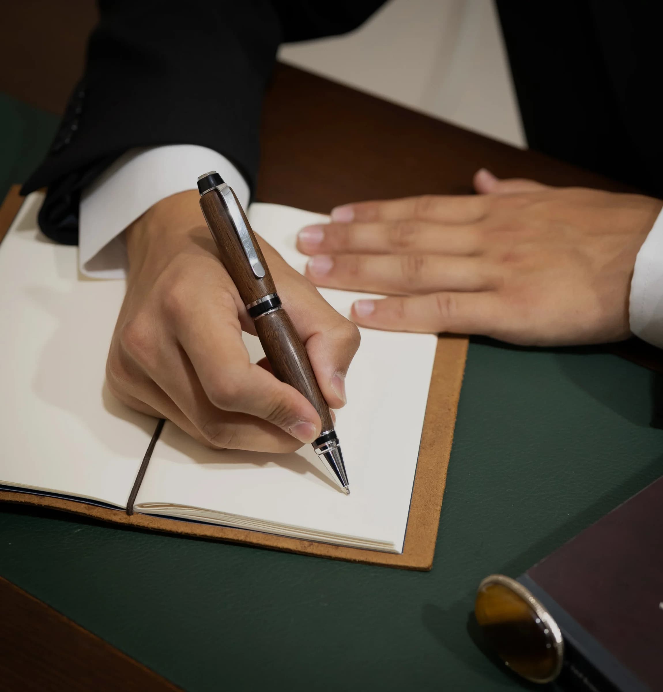 Handgefertigter Stift aus echtem Rotem Sandelholz (Silber)