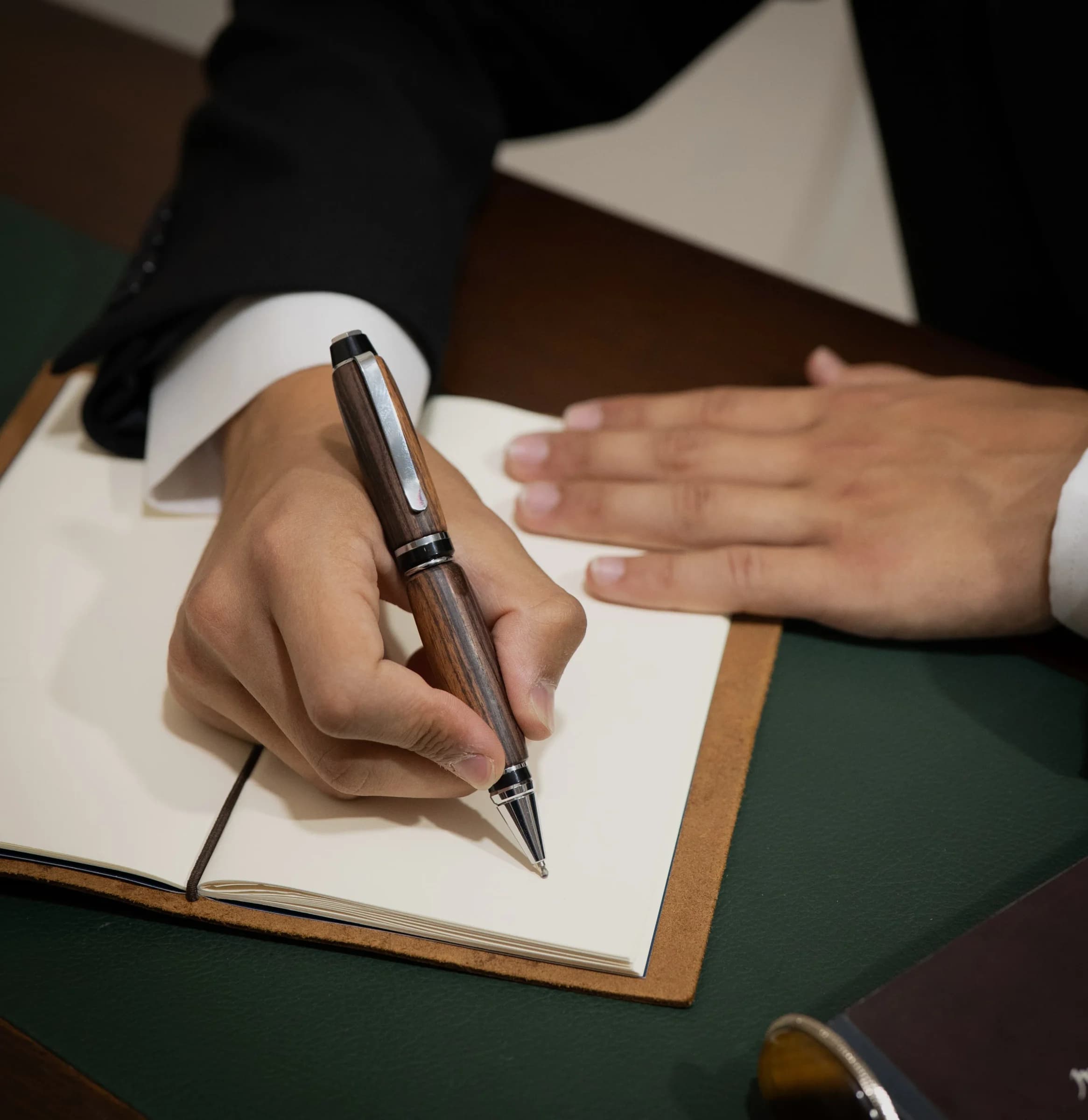 Handgefertigter Stift aus echtem Königsholz (Silber)