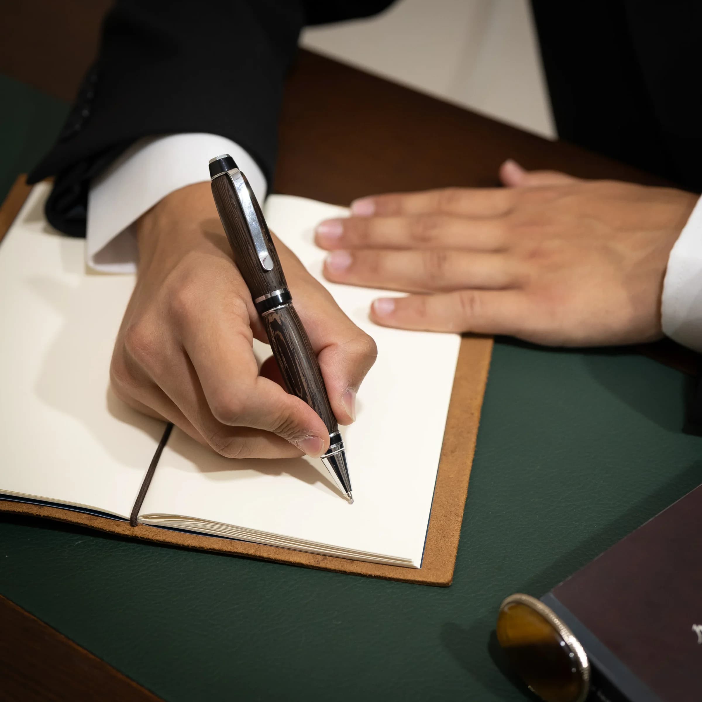 Handgefertigter Stift aus echtem Wengeholz (Silber)