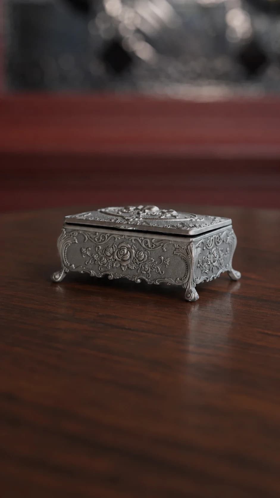 Vintage-Metalldose in Altsilber mit Rosenmotiv